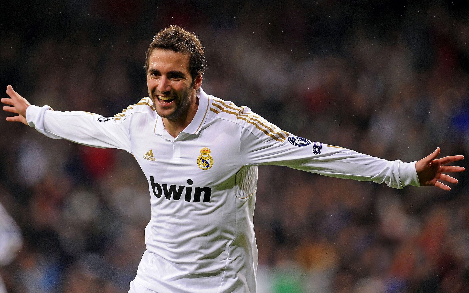 格拉纳达主场大胜,迅速拉近和西甲前四的距离,格拉纳达vs